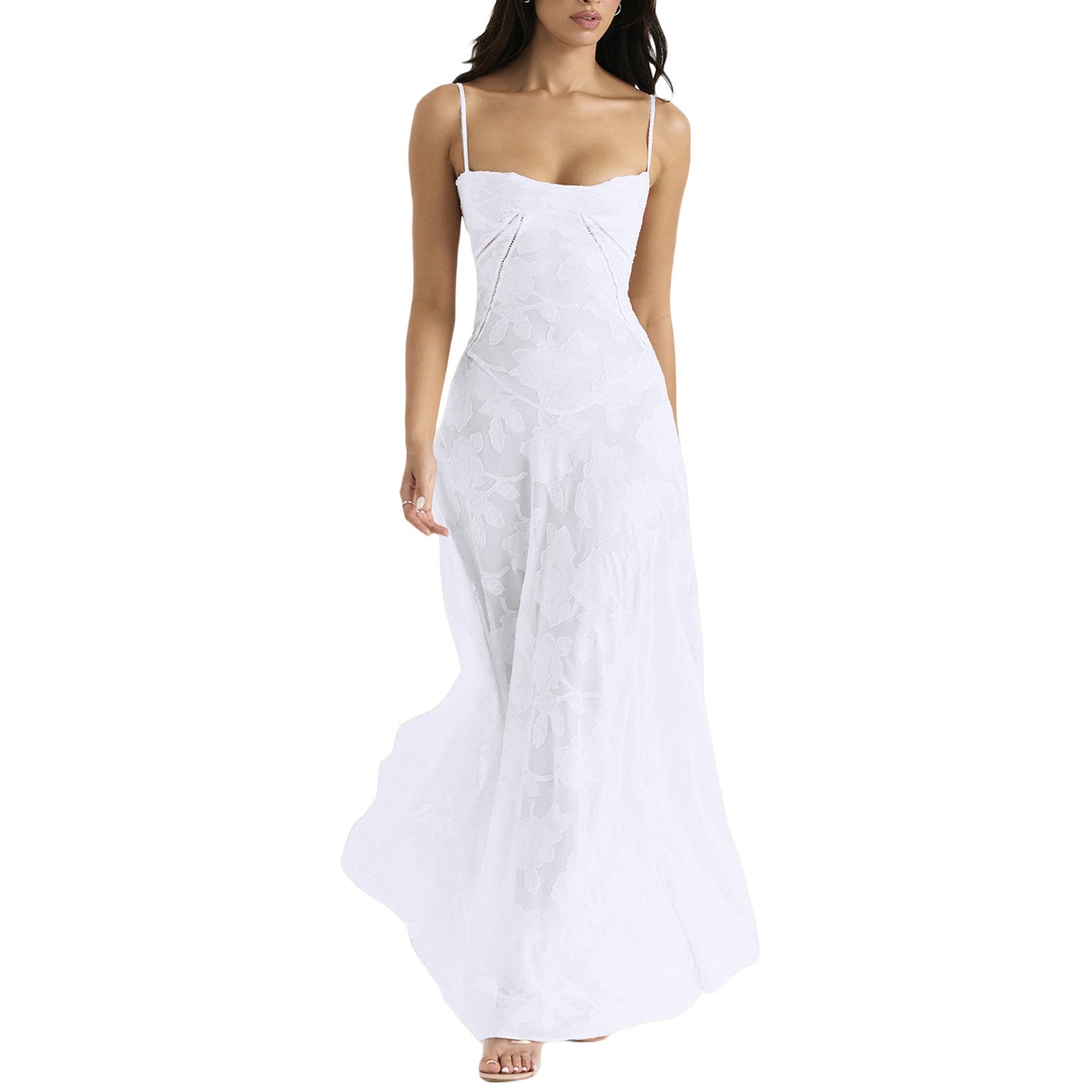 Frau in elegantem, weißem Abendkleid mit Spaghettiträgern, florales Muster, bodenlang, modisch, stilvoll, ideal für formelle Anlässe.
