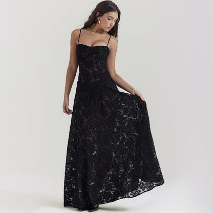 Frau in elegantem, schwarzem Spitzenkleid mit Spaghettiträgern, posiert vor neutralem Hintergrund. Abendmode, Damenkleidung, stilvoll.