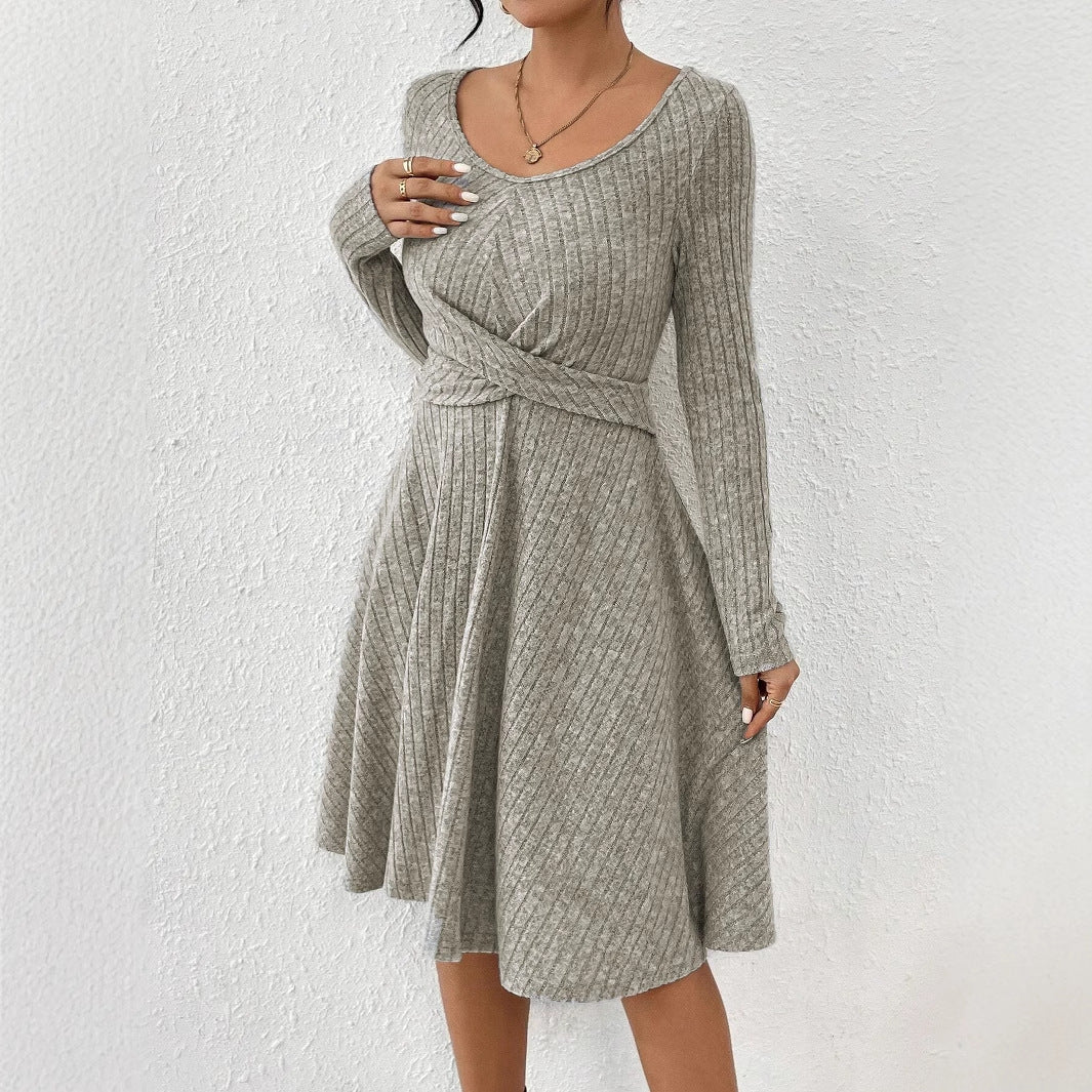 Graues Strickkleid mit langen Ärmeln und Taillengürtel, Damenmode, elegantes Design, Herbst-Winter-Kollektion, bequem und stilvoll.