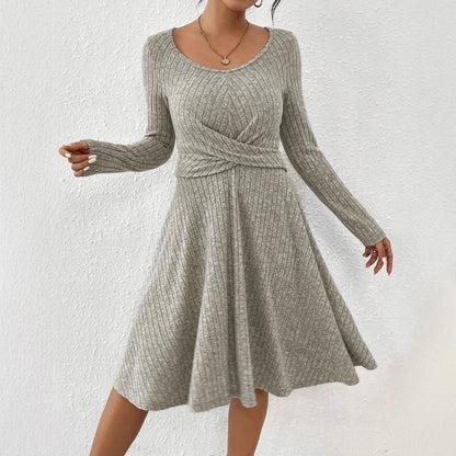 Graues Strickkleid mit langen Ärmeln und Taillenbindung, elegantes Design, ideal für Herbstmode. Damenmode, stilvoll und bequem.