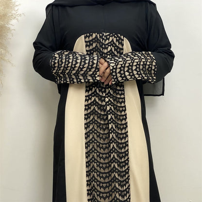 Schwarze Abaya mit beigem und gemustertem Einsatz, elegantes islamisches Kleidungsstück, traditionelles Design, modische Damenmode.