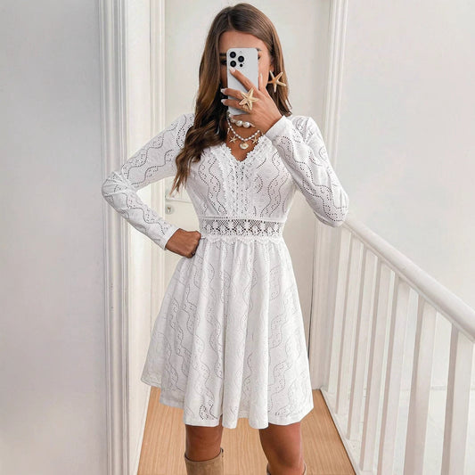 Frau in weißem Spitzenkleid macht Selfie, modisches Outfit, lange Ärmel, V-Ausschnitt, elegantes Design, moderne Damenmode, stilvoller Look.