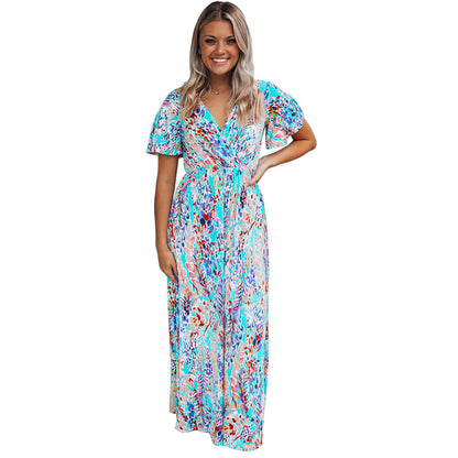 Frau in langem, buntem Sommerkleid mit floralem Muster, lächelt. Mode, Damenbekleidung, Freizeitkleid, farbenfroh, elegant.