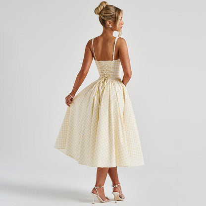 Frau in einem eleganten, karierten Sommerkleid mit Schnürung, Rückansicht. Perfekt für Mode, Sommermode, Damenbekleidung, stilvolle Outfits.