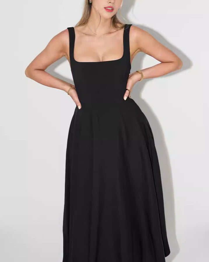 Frau in elegantem, schwarzem Abendkleid mit quadratischem Ausschnitt, ärmellos, knielang, modisch, stilvoll, ideal für formelle Anlässe.