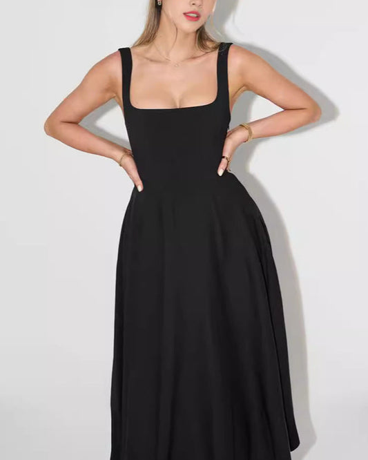 Frau in elegantem, schwarzem Abendkleid mit quadratischem Ausschnitt, ärmellos, knielang, modisch, stilvoll, ideal für formelle Anlässe.