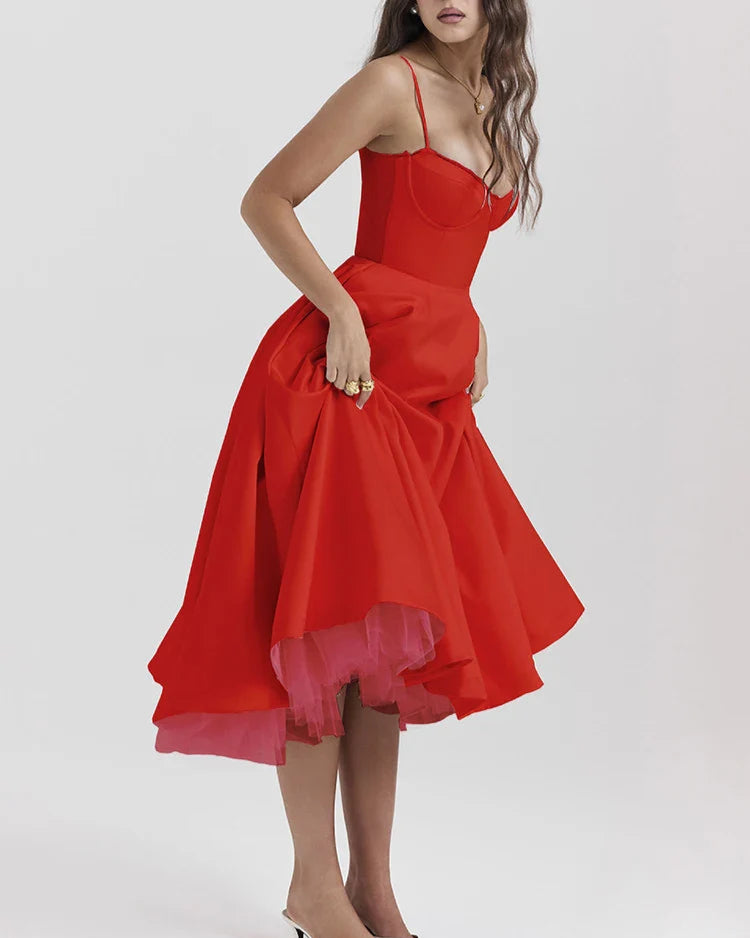 Frau in rotem Cocktailkleid mit Korsett-Oberteil und ausgestelltem Rock, elegante Abendmode, Modefotografie, stilvolle Damenbekleidung.