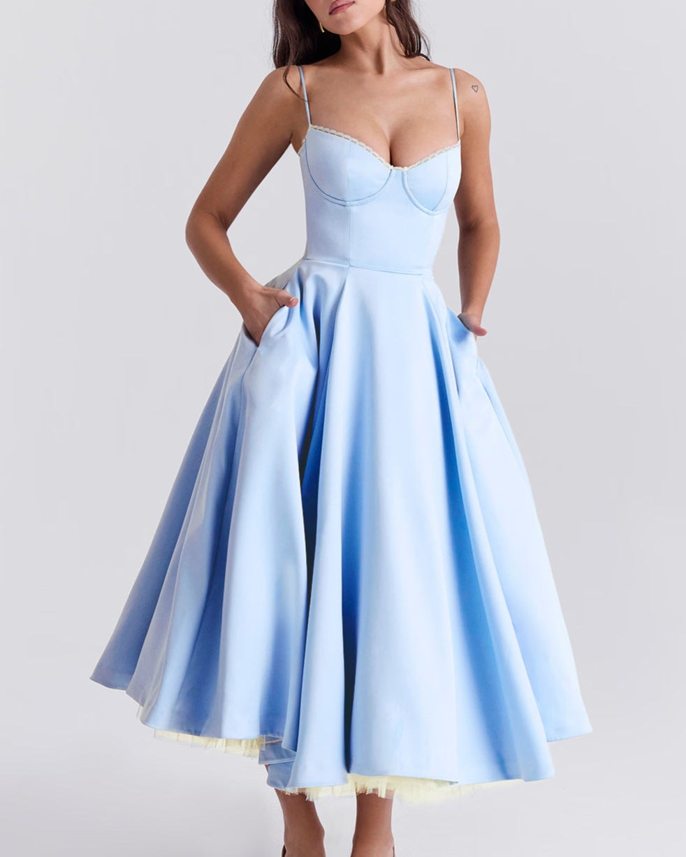Frau in hellblauem, ärmellosem Kleid mit weitem Rock und Spaghettiträgern, elegantes Abendkleid, Modefotografie, stilvolle Damenbekleidung.