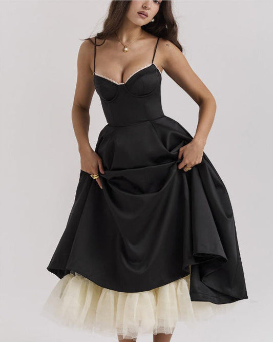 Frau in elegantem schwarzen Abendkleid mit Spaghettiträgern und weißem Unterrock, modisches Design, stilvolle Abendmode, luxuriöses Kleid.