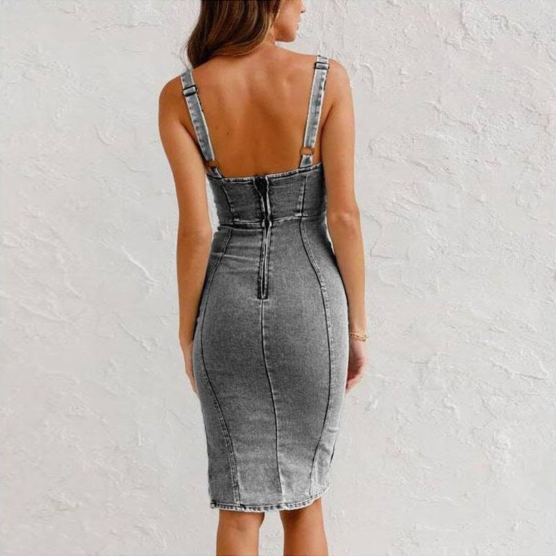 Frau in grauem Jeanskleid mit Reißverschluss, Rückansicht. Modetrend, Damenbekleidung, figurbetontes Design, ärmelloses Denim-Kleid.