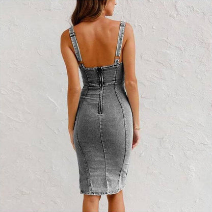 Frau in grauem Jeanskleid mit Reißverschluss, Rückansicht. Modetrend, Damenbekleidung, figurbetontes Design, ärmelloses Denim-Kleid.