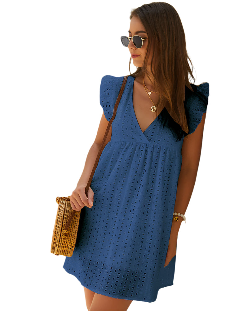 Frau in blauem Sommerkleid mit Lochmuster, Sonnenbrille und Strohtasche. Elegante Mode, Freizeitlook, Sommeroutfit.