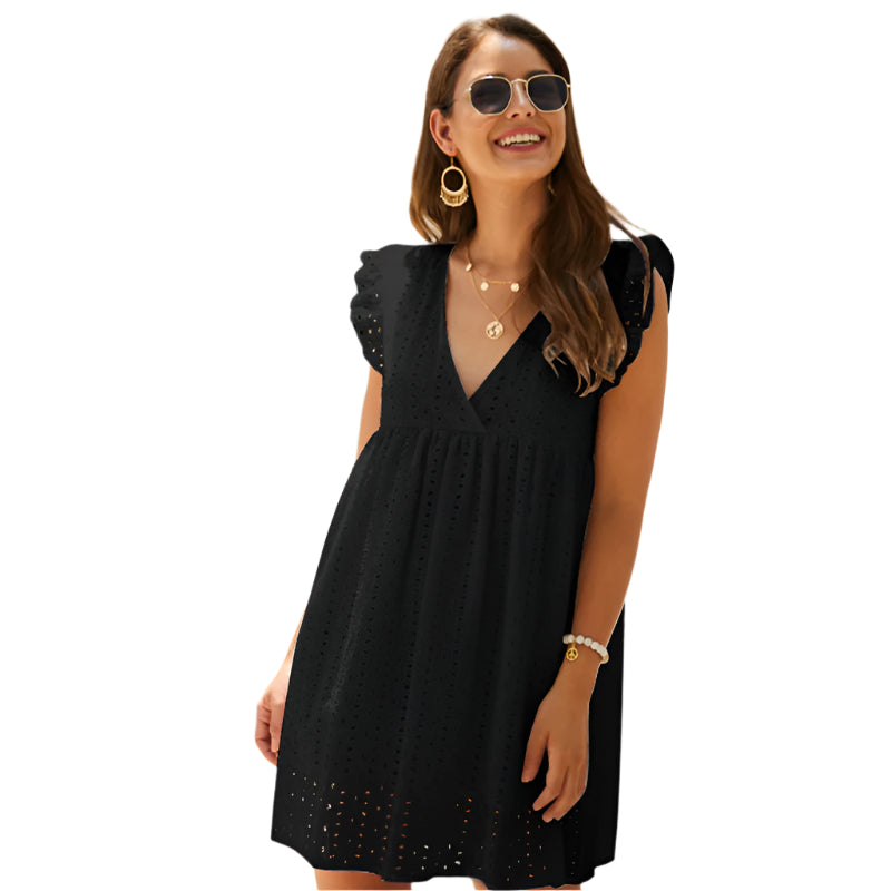 Frau in schwarzem Sommerkleid mit V-Ausschnitt und Rüschenärmeln, trägt Sonnenbrille und Schmuck, lächelt. Ideal für Mode, Sommerkleider, Damenmode.