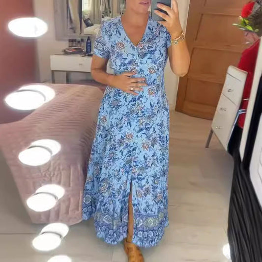 Frau in blauem Blumenkleid macht Selfie im Schlafzimmer, umgeben von Spiegeln und Lichtern. Mode, Sommerkleid, Innenraum, Spiegelselfie.