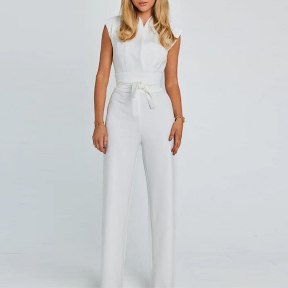 Weiße Damenhose mit hohem Bund und Gürtel, kombiniert mit ärmelloser Bluse. Elegante Damenmode, ideal für formelle Anlässe oder Büro.