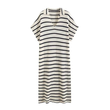 Gestreiftes Damenkleid in Weiß und Schwarz, V-Ausschnitt, kurze Ärmel, lässiger Stil, ideal für Sommermode und Freizeitkleidung.
