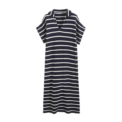 Gestreiftes Damen-Sommerkleid in Marineblau und Weiß, knielang, mit kurzen Ärmeln und V-Ausschnitt. Ideal für Freizeitmode und Strandoutfits.