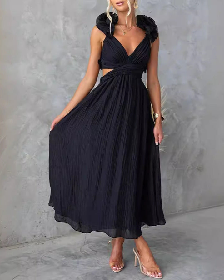 Elegantes schwarzes Abendkleid mit V-Ausschnitt und Rüschen, ärmellos, knielang, getragen von einer Frau mit blonden Haaren und High Heels.