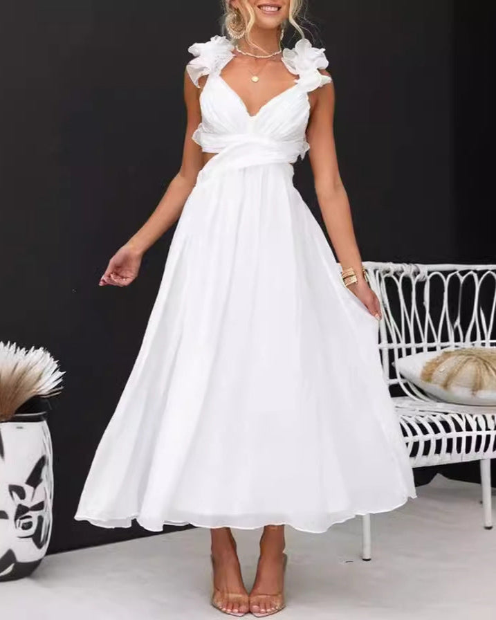 Weiße Sommerkleid mit Rüschenärmeln, V-Ausschnitt und fließendem Rock, getragen von Frau. Elegantes Design, ideal für Hochzeiten oder Partys.