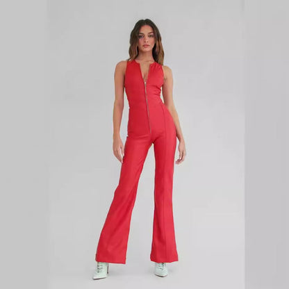 Frau in rotem Jumpsuit mit Reißverschluss, modisch, elegant, vor grauem Hintergrund, weiße Stiefel, trendige Damenmode, Ganzkörperaufnahme.
