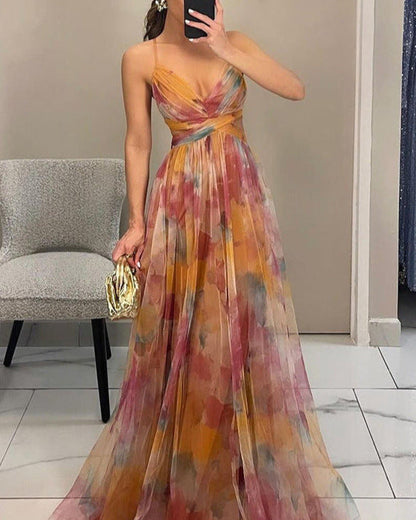 Frau in einem eleganten, bunten Abendkleid mit Spaghettiträgern, hält eine goldene Clutch. Perfekt für formelle Anlässe und Abendveranstaltungen.