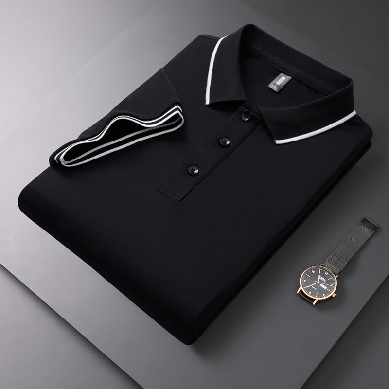 Schwarzes Polohemd mit weißen Streifen, gefaltet auf grauem Hintergrund, neben einer eleganten Armbanduhr. Herrenmode, stilvolles Design.