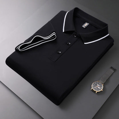 Schwarzes Polohemd mit weißen Streifen, gefaltet auf grauem Hintergrund, neben einer eleganten Armbanduhr. Herrenmode, stilvolles Design.