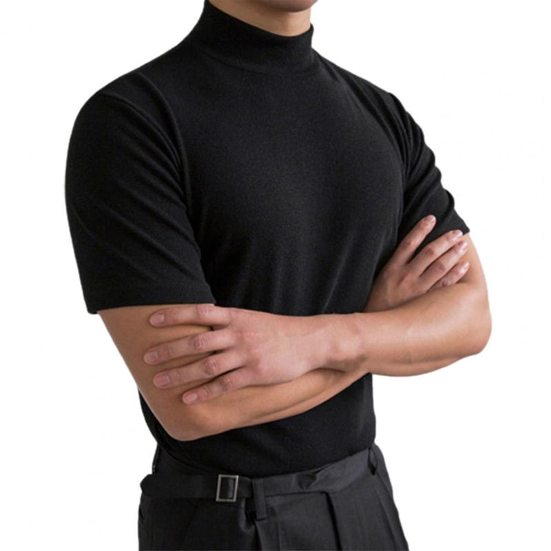 Mann in schwarzem Rollkragenpullover mit verschränkten Armen, modisch elegant, kurzärmelig, vor weißem Hintergrund. Ideal für Herrenmode-Stil.