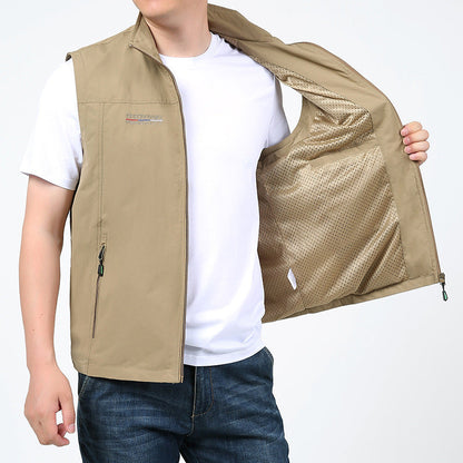 Beige Herrenweste mit Reißverschlusstaschen, getragen über weißem T-Shirt und Jeans. Ideal für Outdoor-Aktivitäten und Freizeitmode.