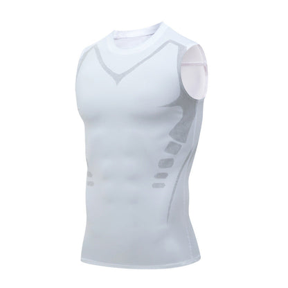 Ärmelloses weißes Kompressionsshirt für Herren, atmungsaktiv und nahtlos, ideal für Sport und Fitness, mit ergonomischem Design und Muskelunterstützung.