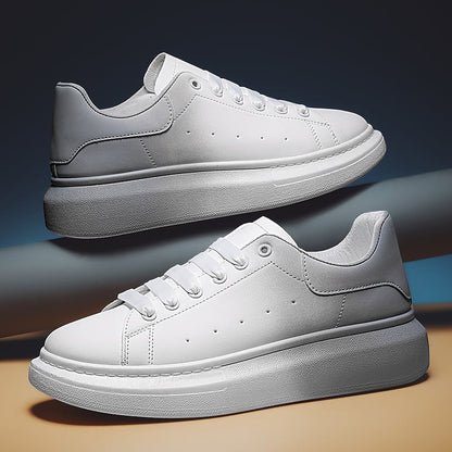 Weiße Sneaker mit dicker Sohle, seitlich dargestellt auf blauem Hintergrund. Modische Turnschuhe, minimalistisch, sportlich, trendig.