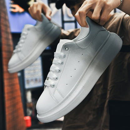 Weiße Sneaker in Nahaufnahme, stilvoll und modern, mit Schnürsenkeln und dicker Sohle. Perfekt für urbane Mode und Streetwear-Looks.