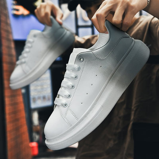 Weiße Sneaker in Nahaufnahme, stilvoll und modern, mit Schnürsenkeln und dicker Sohle. Perfekt für urbane Mode und Streetwear-Looks.