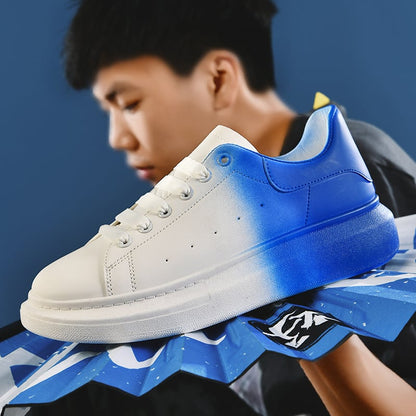 Weiße Sneaker mit blauem Farbverlauf, moderne Sportschuhe, stilvolles Design, bequeme Freizeitschuhe, trendige Modeaccessoires.