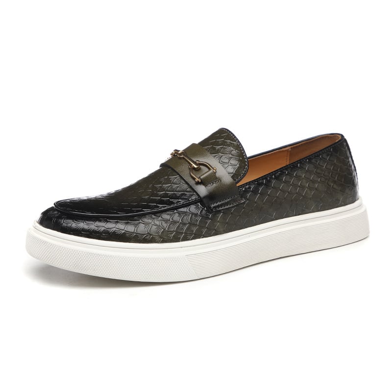 Dunkelgrüner Herren-Loafer mit Schlangenhaut-Textur und weißer Sohle. Eleganter Freizeitschuh, ideal für stilvolle Outfits.