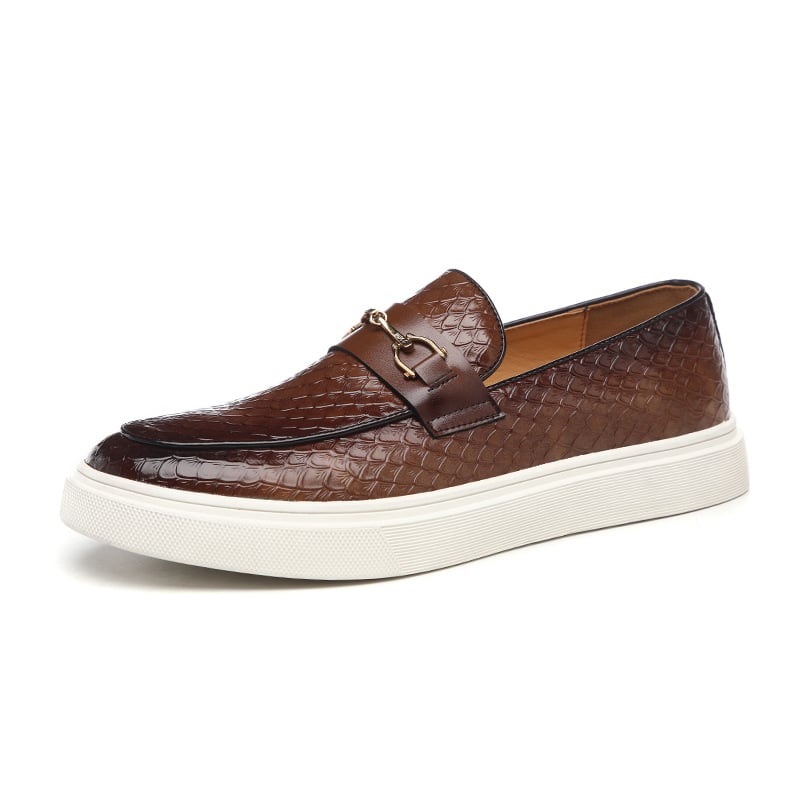 Brauner Herren-Loafer aus Leder mit Schlangenhaut-Prägung, weißer Sohle und Metallschnalle. Eleganter Freizeitschuh für stilvolle Outfits.