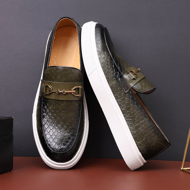 Elegante grüne Loafer mit Schlangenhaut-Textur und weißer Sohle, verziert mit goldener Schnalle. Modische Herrenschuhe für stilvolle Anlässe.