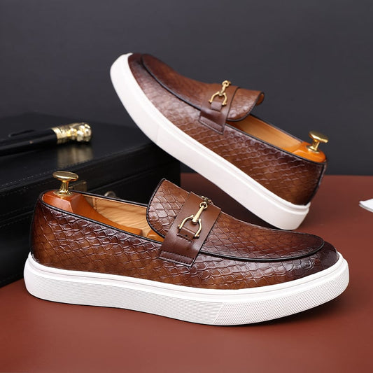 Braune Herren-Lederslipper mit Schlangenhaut-Textur und goldener Schnalle, weiße Sohle. Elegante Freizeitschuhe, ideal für stilvolle Outfits.