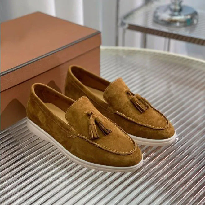 Braune Wildleder-Loafer mit Quasten auf silbernem Tisch, elegantes Design, Herrenschuhe, modisch, komfortabel, ideal für Freizeit und Büro.