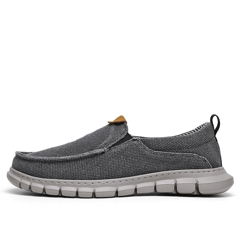 Grauer Herren-Slipper aus Textil mit flexibler Sohle, ideal für Freizeit und Komfort. Bequeme, atmungsaktive Schuhe für den Alltag.