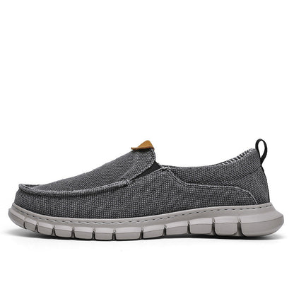Grauer Herren-Slipper aus Textil mit flexibler Sohle, ideal für Freizeit und Komfort. Bequeme, atmungsaktive Schuhe für den Alltag.