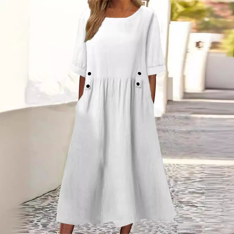 Weiße Leinenkleid Damen, knielang mit kurzen Ärmeln und Taschen, ideal für Sommermode. Elegantes Design, perfekt für Freizeit und Urlaub.