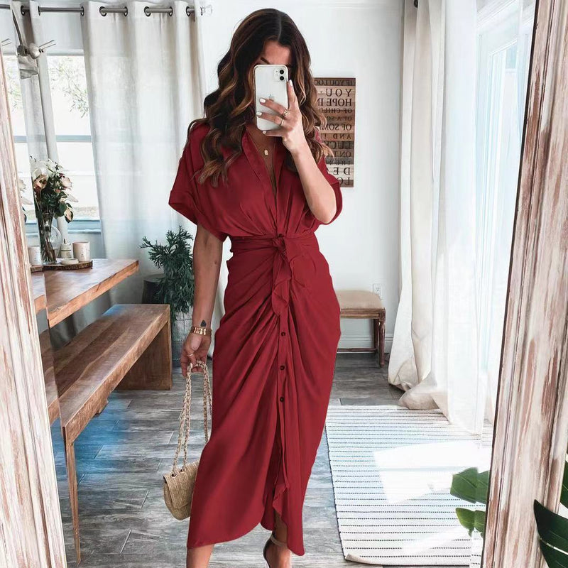 Frau in rotem Kleid macht Selfie im modernen Wohnzimmer, Holzdetails, helle Vorhänge, modische Kleidung, Innenarchitektur, Smartphone.