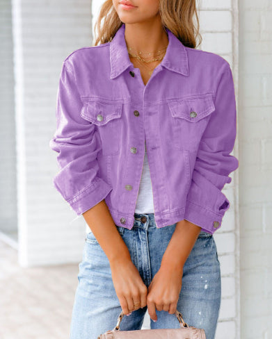 Frau trägt lila Jeansjacke, kombiniert mit blauer Jeans und weißem T-Shirt. Modetrend, lässiger Stil, Damenbekleidung, Frühlingsmode.