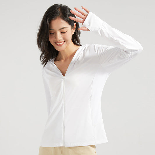 Frau in weißer Kapuzenjacke mit Reißverschluss, lächelnd, hebt Hand. Modische Damenbekleidung, Freizeitlook, bequeme Passform.