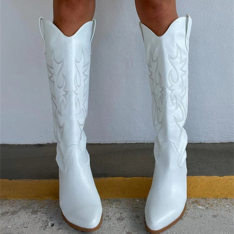 Weiße Cowboystiefel mit Stickerei, Damenmode, knielang, trendige Westernstiefel, elegantes Design, glattes Leder, modische Schuhwahl.