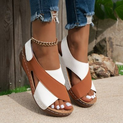 Damen Sandalen mit Keilabsatz, braun-weiß, Kreuzriemen, offener Zeh, lässiger Sommerstil, kombiniert mit zerrissenen Jeans, goldene Fußkette.