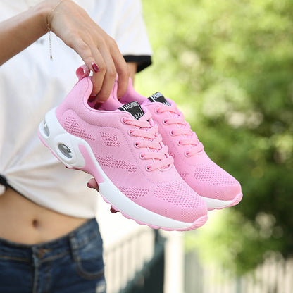 Frau hält rosa Sportschuhe mit weißer Sohle, ideal für Laufen und Fitness. Atmungsaktives Material, modisches Design, Outdoor-Aktivitäten.
