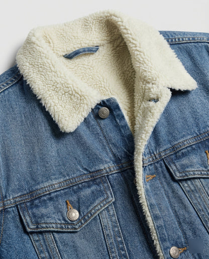 Detailansicht der Knopfleiste an der gefütterten Jeansjacke
