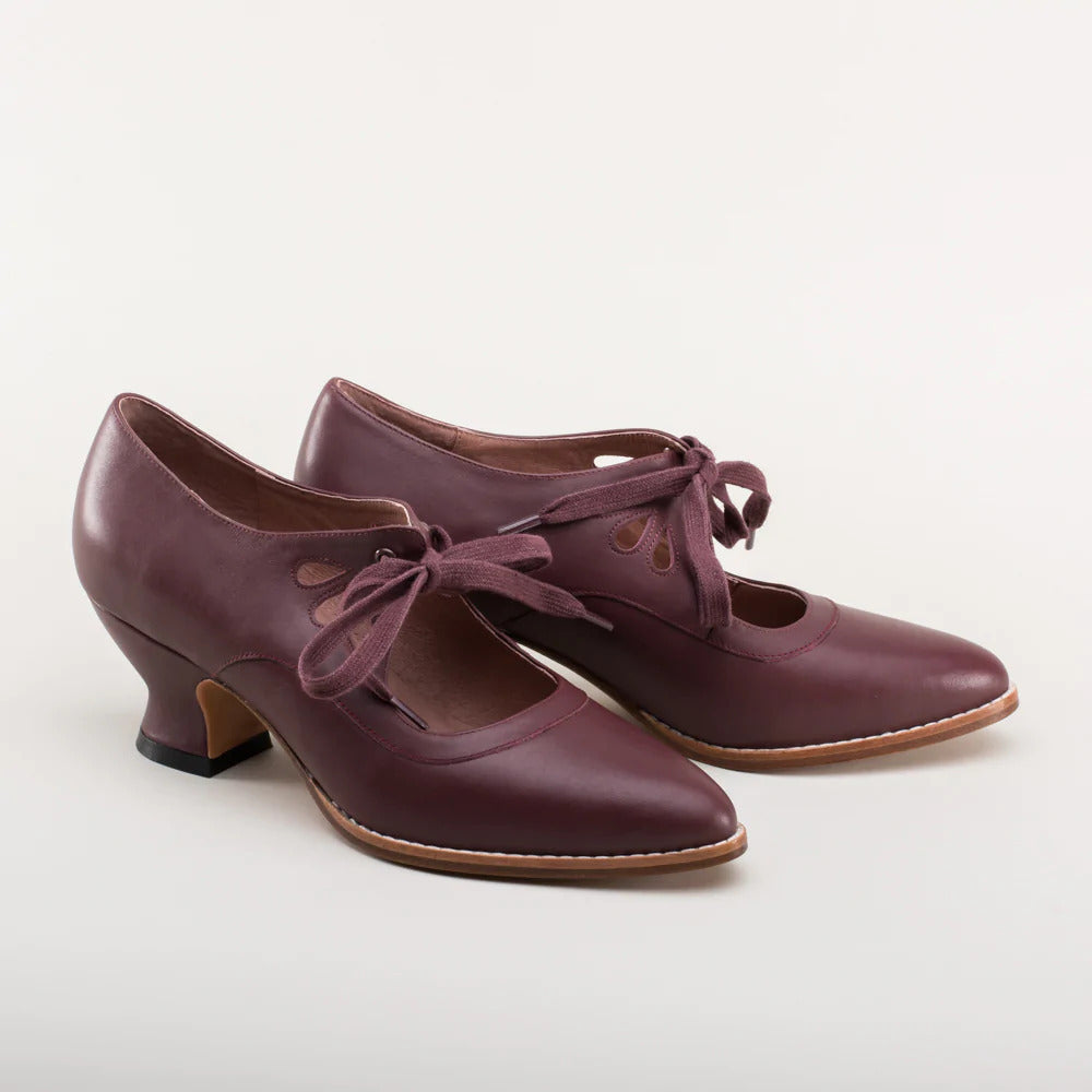 Lila Vintage-Damenschuhe mit Schnürung und mittlerem Absatz, Retro-Design, eleganter Look, ideal für besondere Anlässe und modische Outfits.